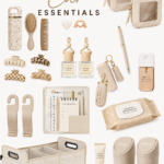 Femme dans sa voiture entourée de divers accessoires essentiels pour conduite