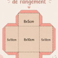 Une collection de petites boîtes de rangement décoratives en bois et en carton, disposées sur une étagère.