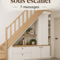 Inspiration d'aménagement astucieux sous un escalier avec des étagères intégrées