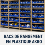 Bacs de rangement AkroBins colorés sur une étagère dans un salon moderne.