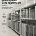 Étagère murale en bois personnalisée avec séparateurs colorés.