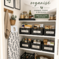 Garde-manger organisé sous un escalier avec des étagères en bois et des contenants pratiques.