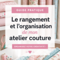 Un atelier de couture lumineux et bien organisé avec des rangements pratiques.