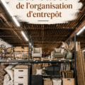 Un entrepôt bien organisé avec des étagères et des bacs de rangement.