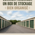 Espace de self-stockage bien organisé avec des caisses étiquetées et de l'espace libre
