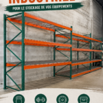 Espace fitness bien rangé avec différents équipements de sport