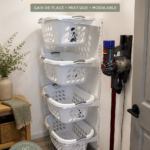 Un panier à linge bien organisé avec des vêtements triés et pliés, dans une salle de lavage lumineuse.