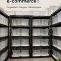 Optimisation de l'espace de stockage pour un e-commerce avec des étagères bien organisées.