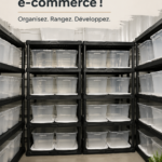 Optimisation de l'espace de stockage pour un e-commerce avec des étagères bien organisées.