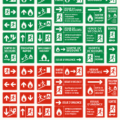 Panneau de sortie indiquant la direction, illustrant la signalétique essentielle dans un bâtiment