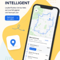 Une femme utilisant un planificateur de trajets sur son smartphone dans un environnement urbain.